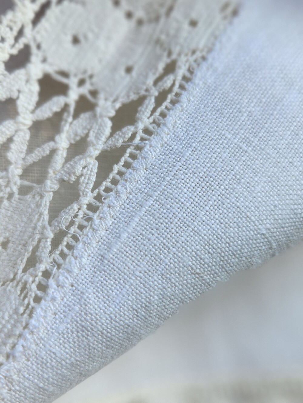BROWN ROSE CROSSTITCH TABLECLOTH WITH CLUNY LACE - Picture 5 of 15